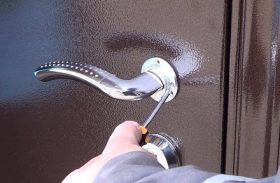 Замена дверной ручки металлической двери в Волжском
