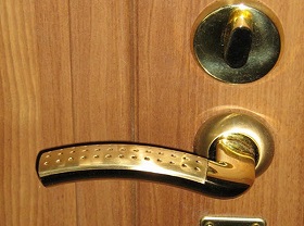 Замена дверной ручки входной двери в Волжском