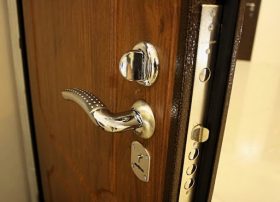 Замена входной двери в квартире в Волжском