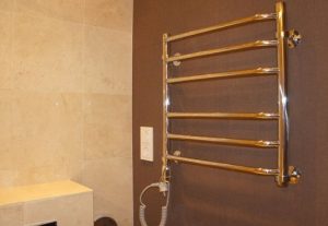 Установка электрического полотенцесушителя в ванной в Волжском